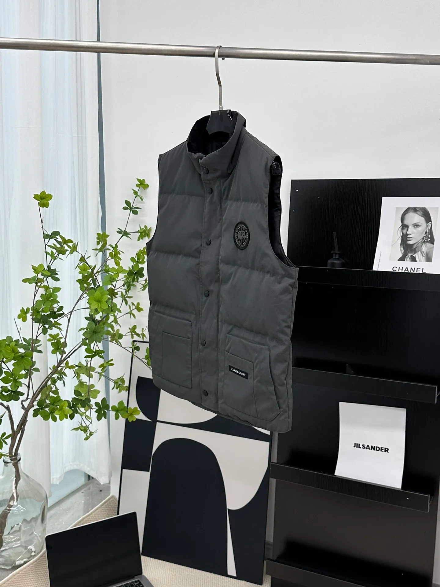 P380 [𝗖𝗮𝗻𝗮𝗱𝗲 𝗚𝗼𝗼𝘀𝗲] Canada Goose Couple Vest for Men and Women. 1⃣️Imported Behringer embroidery machine customized 10,000-needle embroidery logo 2⃣️Imported 18-count polyester-cotton blended original fabric 3⃣️Authentic official website synchronized with the new national standard 80% white duck down 4⃣️100% nylon nylon lining with double double-layer sealing design 5⃣️Yoshida YKK customers provide original factory customized electroplating sliders 6⃣️All auxiliary materials and hardware are disassembled and customized! 1:1 restore the official website Color: off-white, leather pink, bright red, sapphire blue, navy blue, black 𝗦𝗜𝗭𝗘:𝗫𝗦-𝗫𝗫𝗟